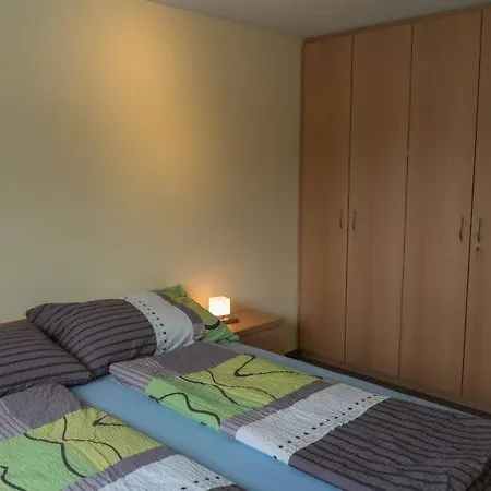 Sleeps 10 Wifi Apartment